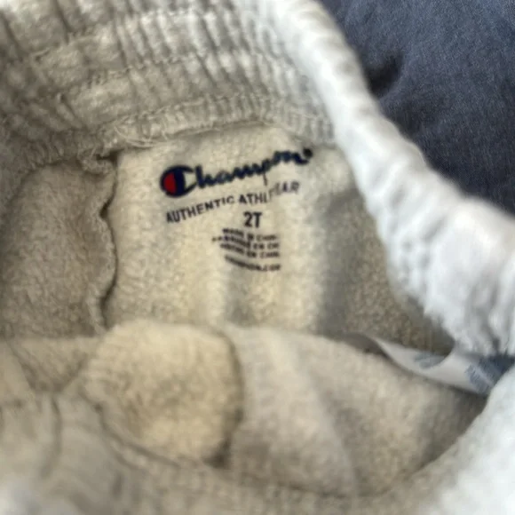 Great bundle of boys 2T Old Navy, Levi, & champion brand bottoms with 2 shirts - Picture 11 of 13